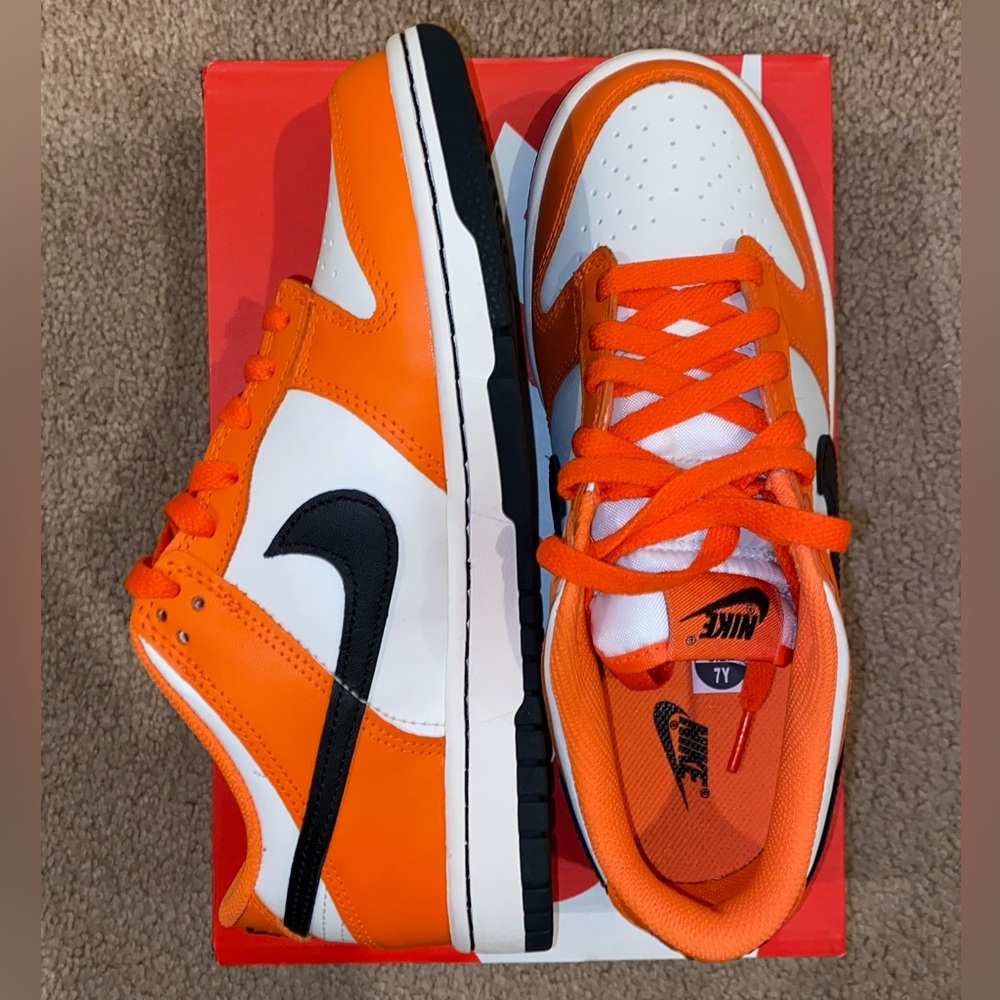 DUNK LOWS - WOMENS 8.5 - PHANTOM ORANGE - NEW IN BOX